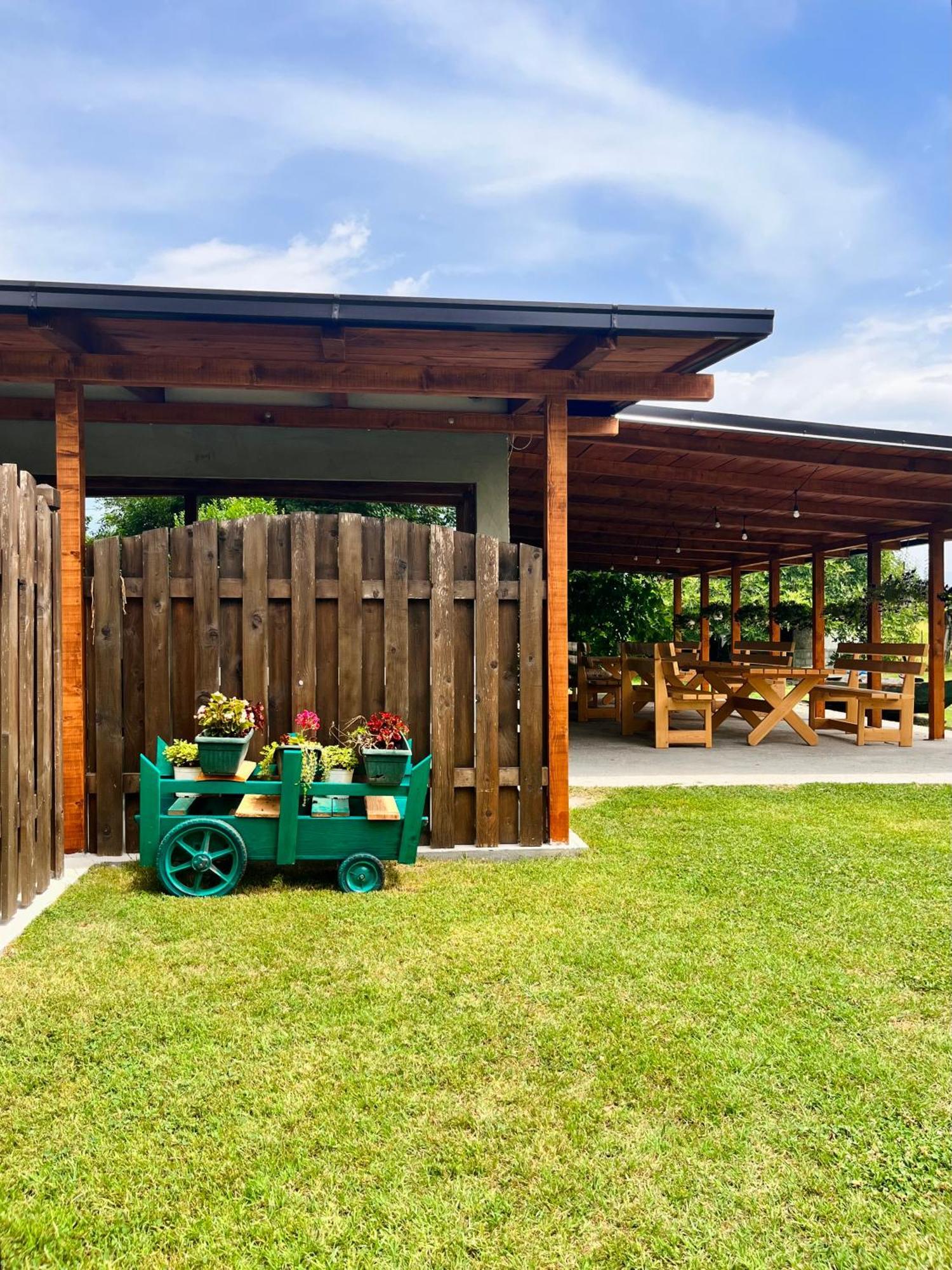 Balabani Local Stay Golubovci Exteriér fotografie