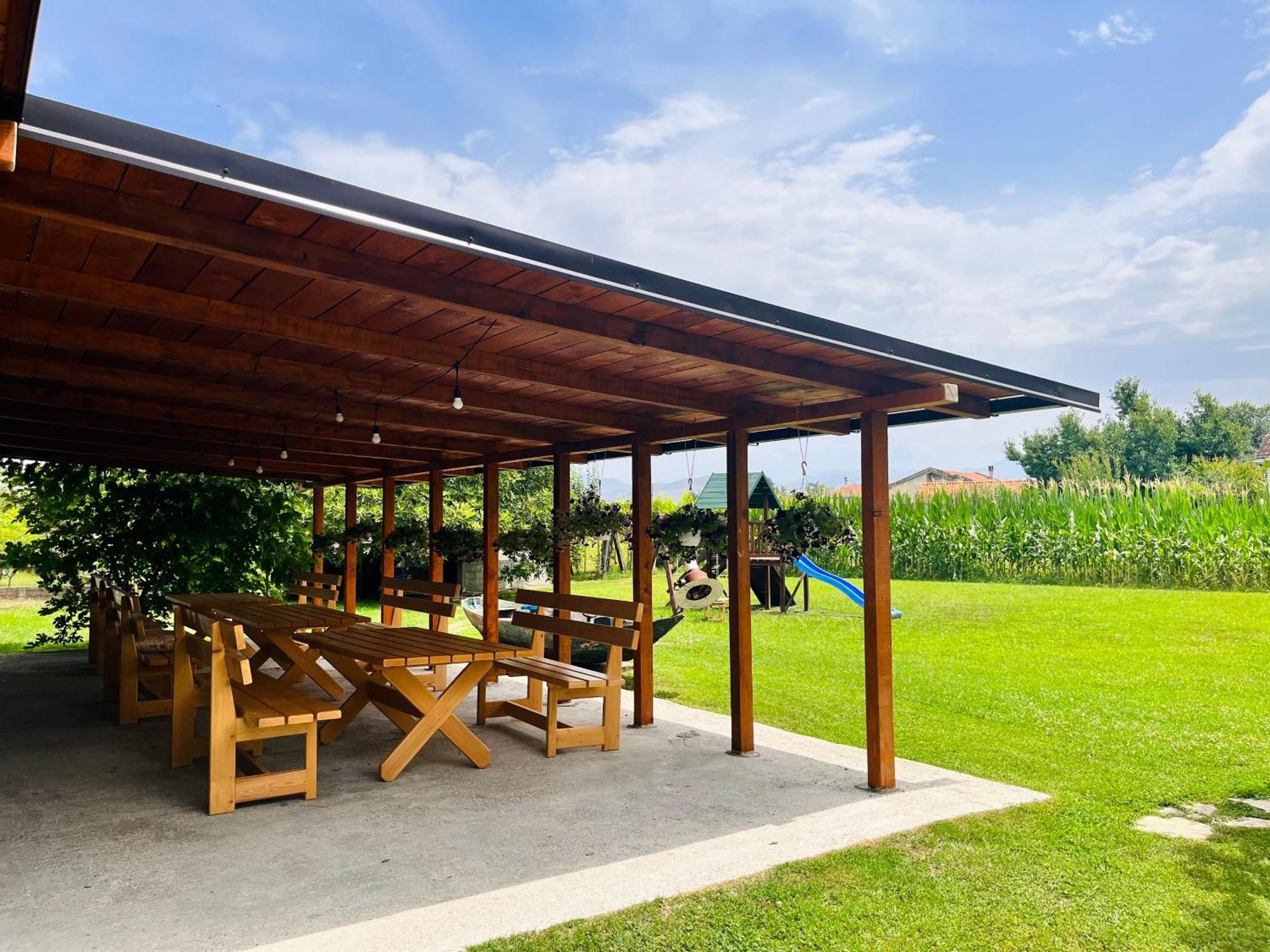 Balabani Local Stay Golubovci Exteriér fotografie